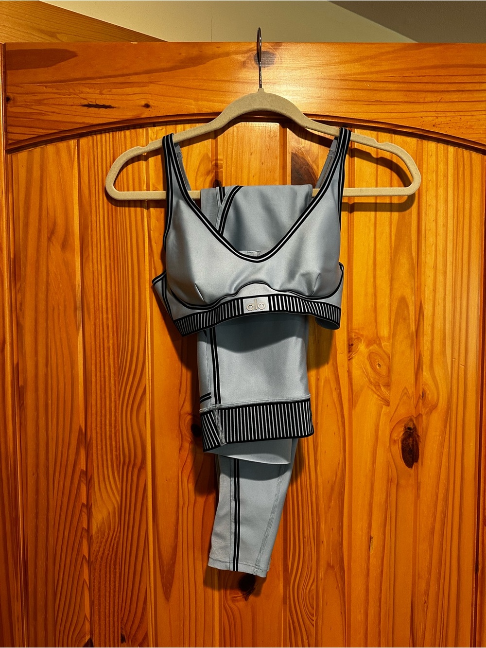 ALO Yoga Airlift Line-Up High Waisted Legging & Airlift Line-Up Sports Bra - SM